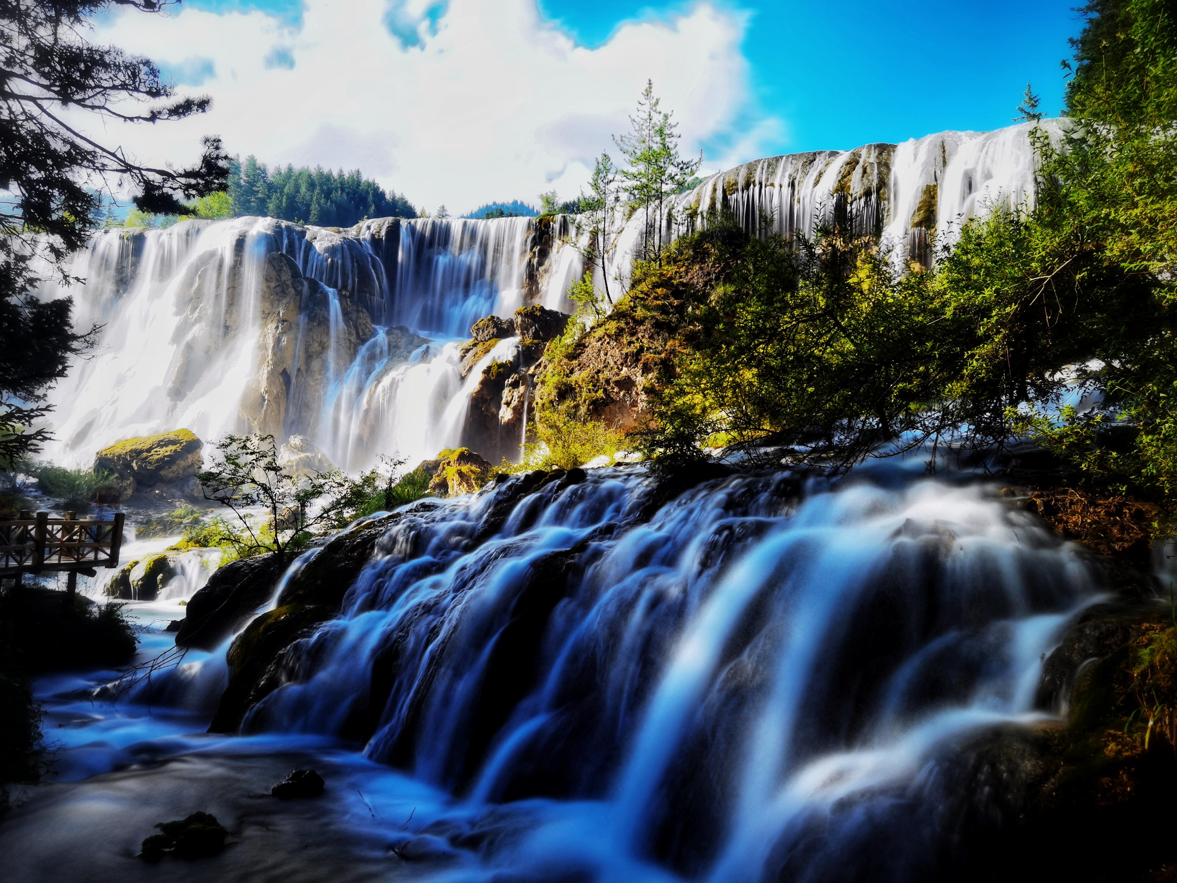 珍珠滩瀑布 拍摄时间为2021年7月21日拍拍摄于九寨沟景区珍珠滩瀑布 为了展现九寨沟珍珠滩瀑布丰水期全貌及九寨沟六绝之一叠瀑景观   摄影梁峰.jpg