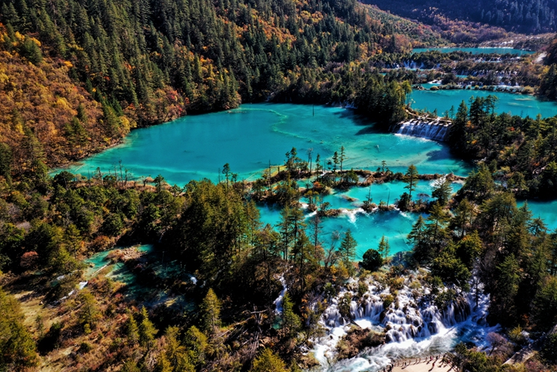 火花海2020.10.29航拍于火花海 展现了九寨沟梯湖叠瀑景观 拍摄：梁峰_副本.jpg